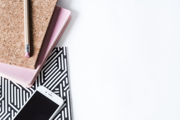 Ноутбук на темном фоне