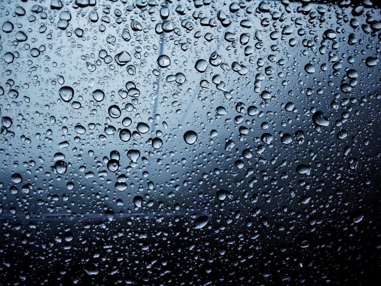 Капли воды на стекле