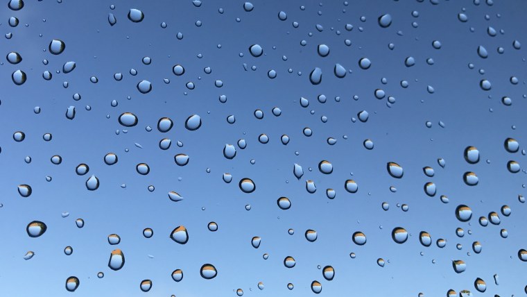 Голубые капли воды