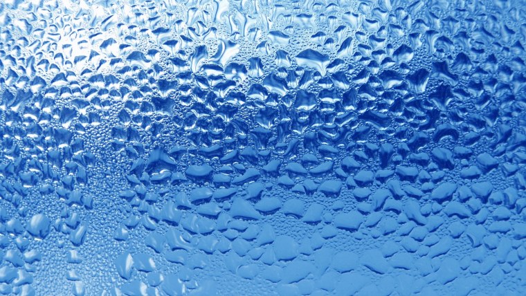 Капли воды на стекле