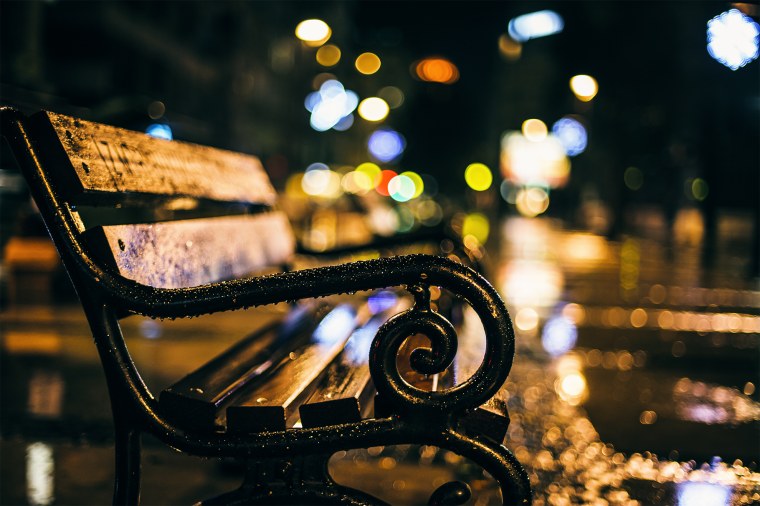 Скамейка в парке вечером