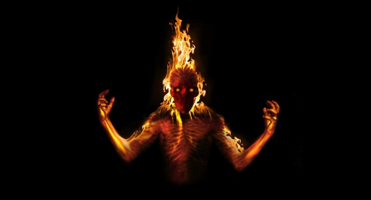 Человек на фоне огня