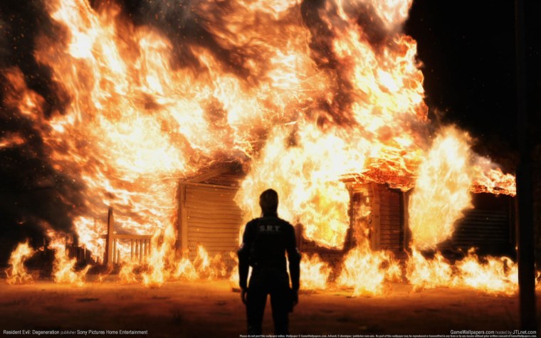 Человек на фоне горящего дома