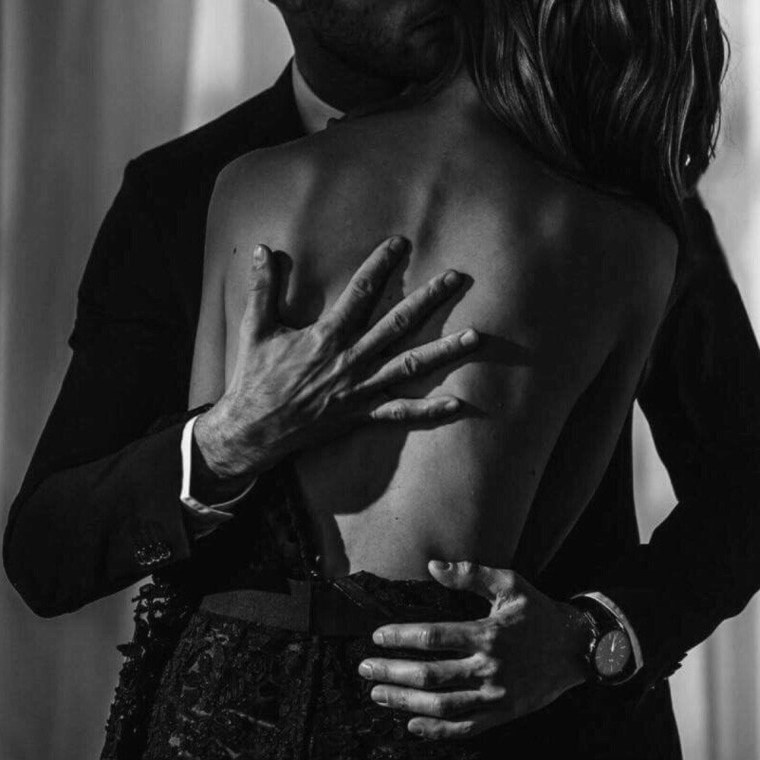 Парень с девушкой на мотоцикле