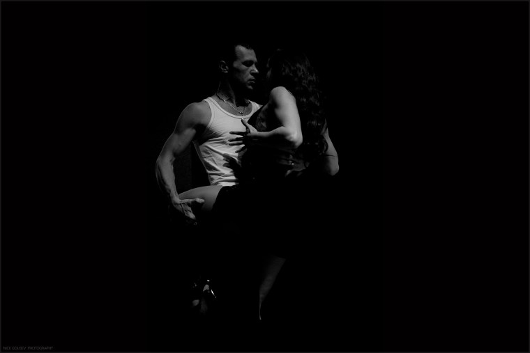 Пары на черном фоне