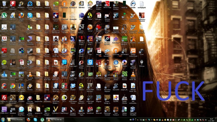 Девушка с долларами