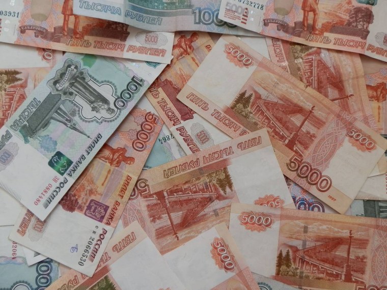 Деньги сыпятся рубли