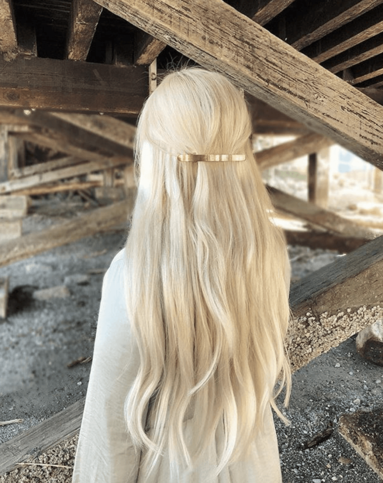 Блондинка с длинными волосами