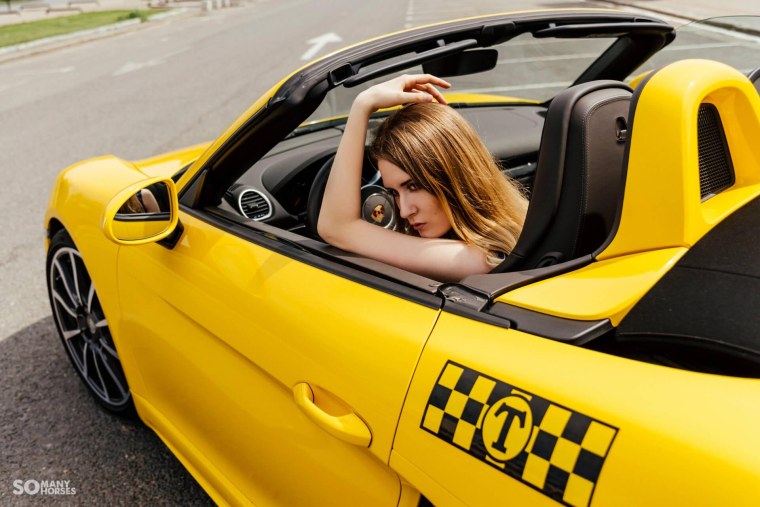 Красивая девушка в такси