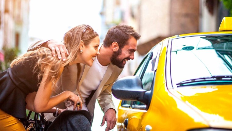 Девушка ловит такси