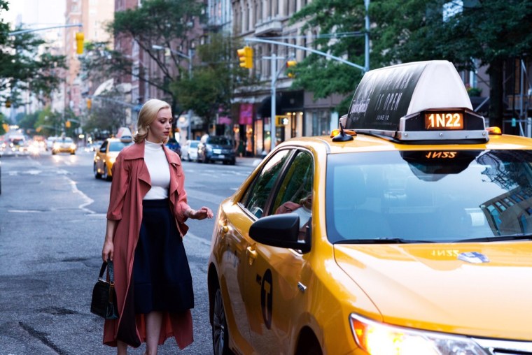 Красивая девушка в такси