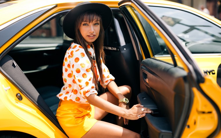 Красивая девушка в такси