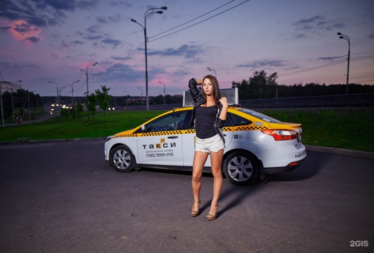 Красивая девушка в такси