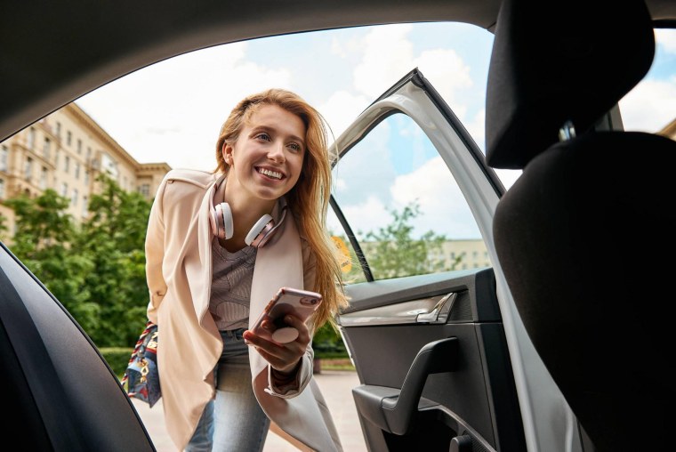 Девушка в такси с телефоном