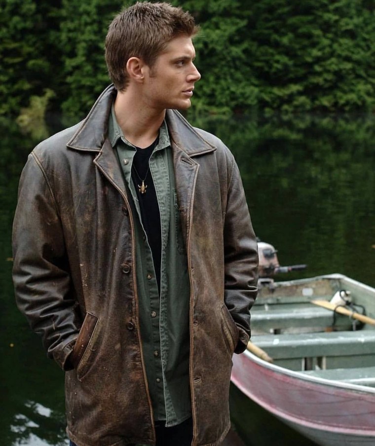 Дженсен Эклз в белой рубашке