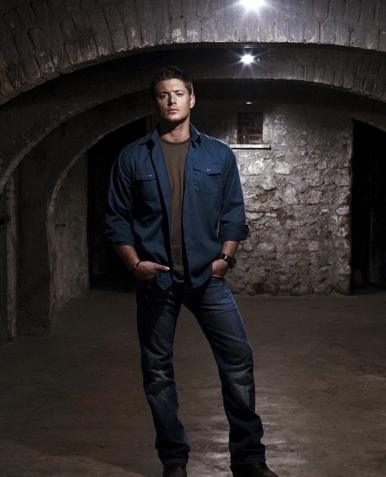 Дженсен Эклз в синем костюме