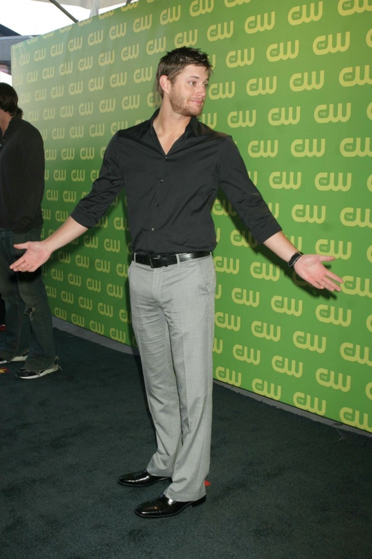 Дженсен Эклз в костюме в полный рост