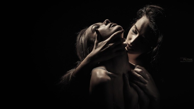 Страсть на черном фоне