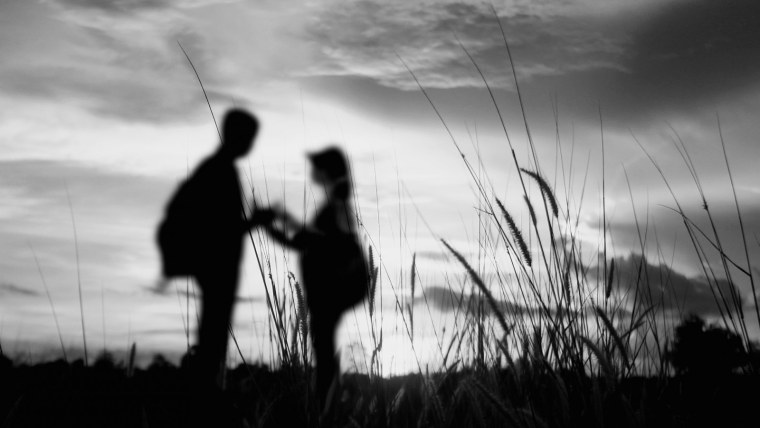 Пара спиной друг к другу