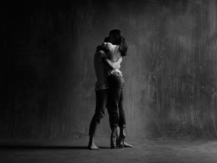 Руки на черном фоне