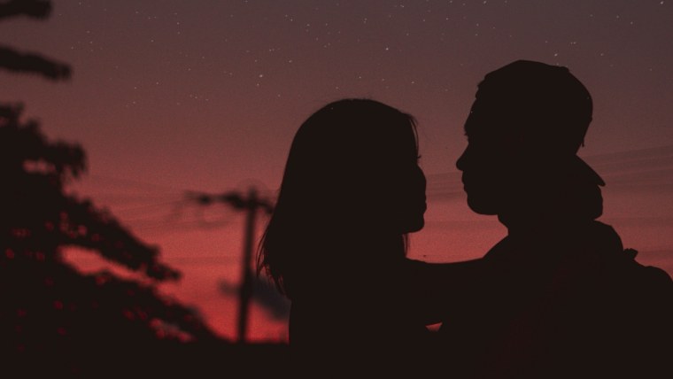 Пары на черном фоне