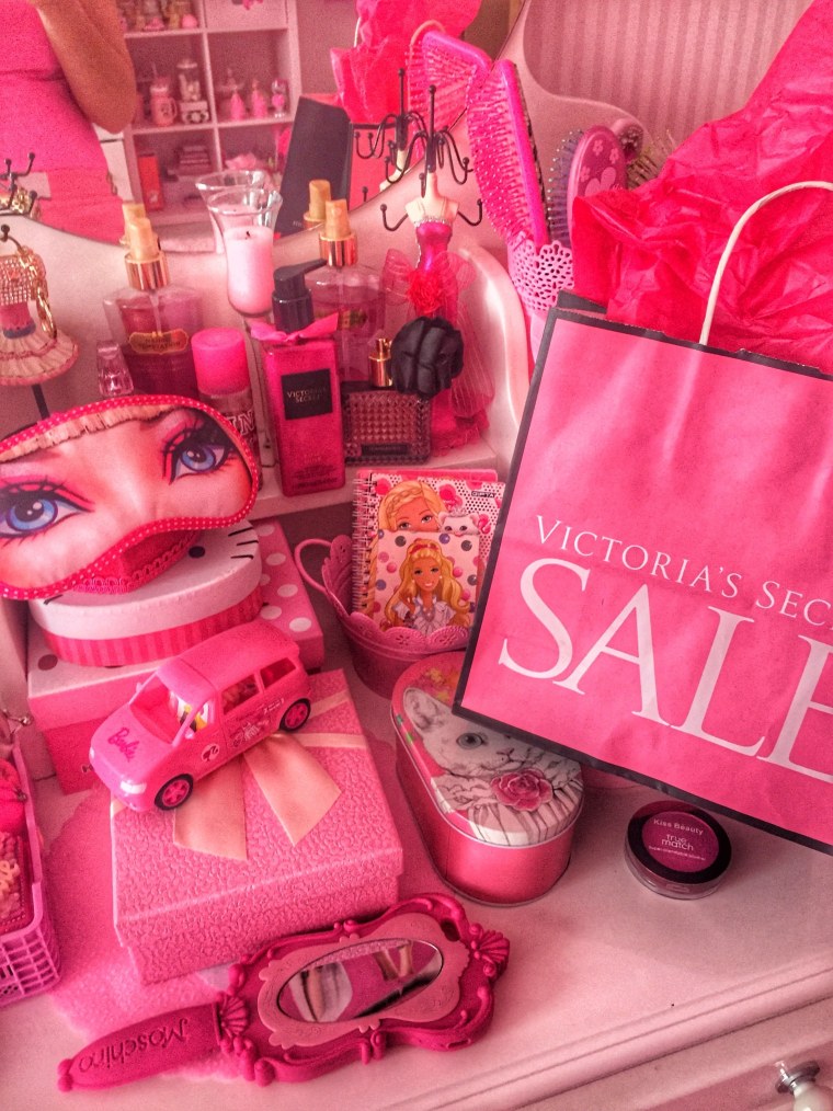 Кукла с розовыми волосами