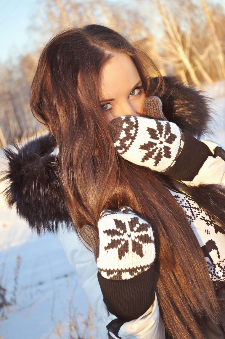 Девушка с каштановыми волосами зима