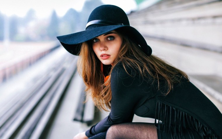 Девушка в шляпке