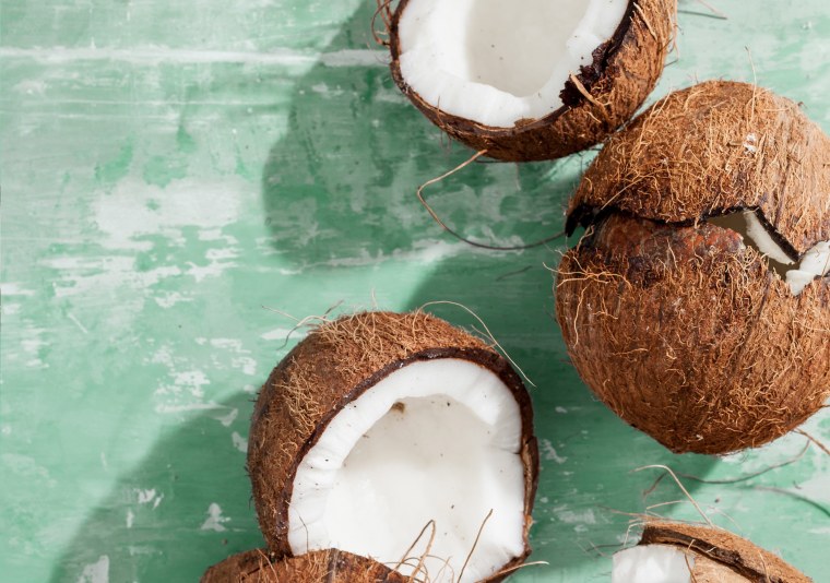 Кокос на фоне моря