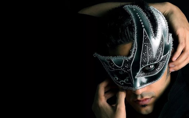 Пацан в маске