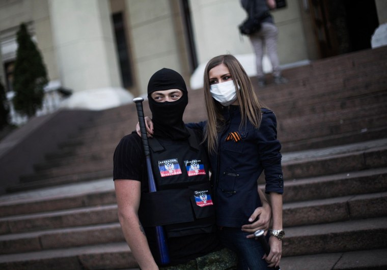 Человек в маске и капюшоне