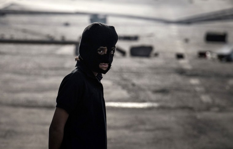 Подросток в маске