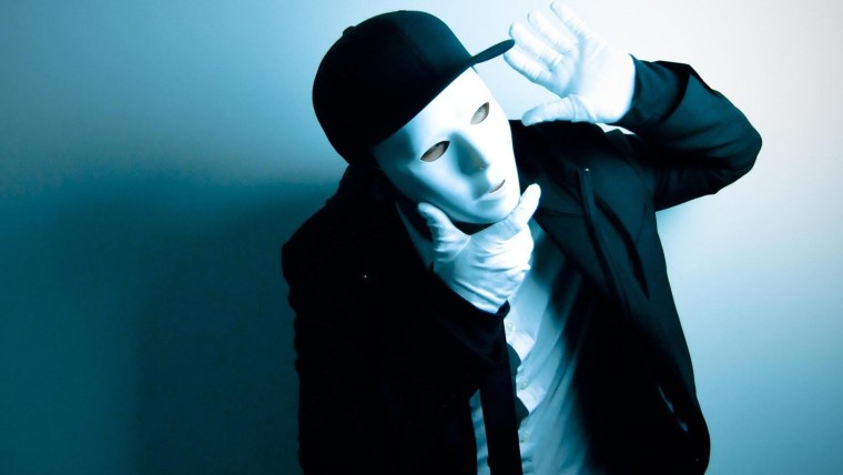 Человек в неоновой маске