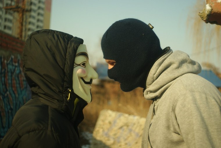 Белый курит в маске бандит