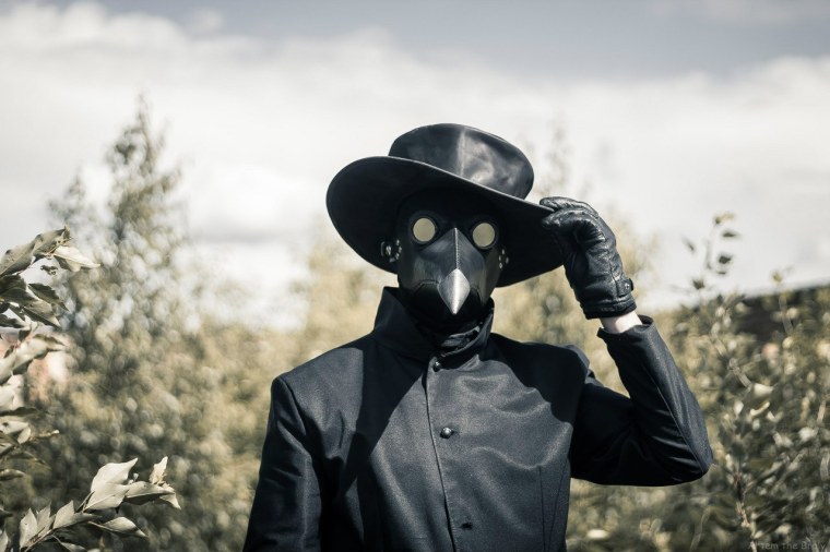 Молодой человек в маске