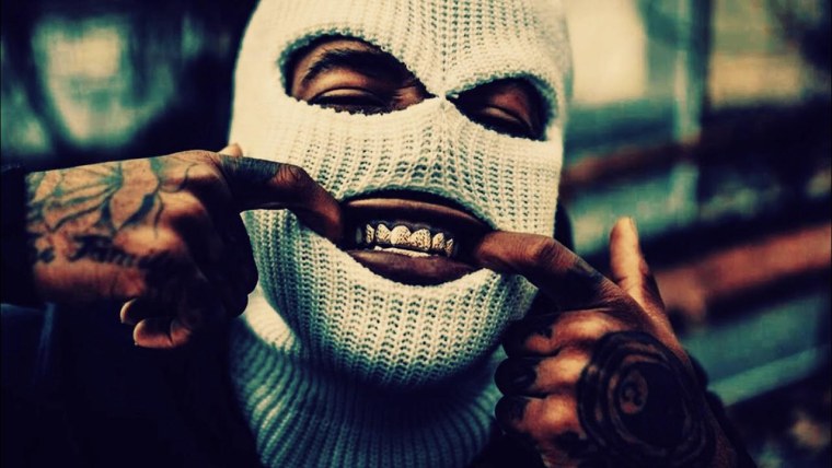 Грабитель в медицинской маске