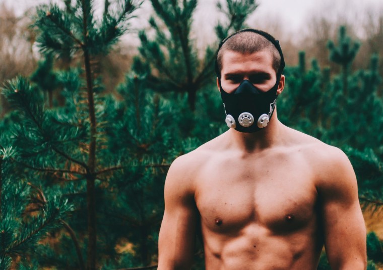 Человек в маске и капюшоне