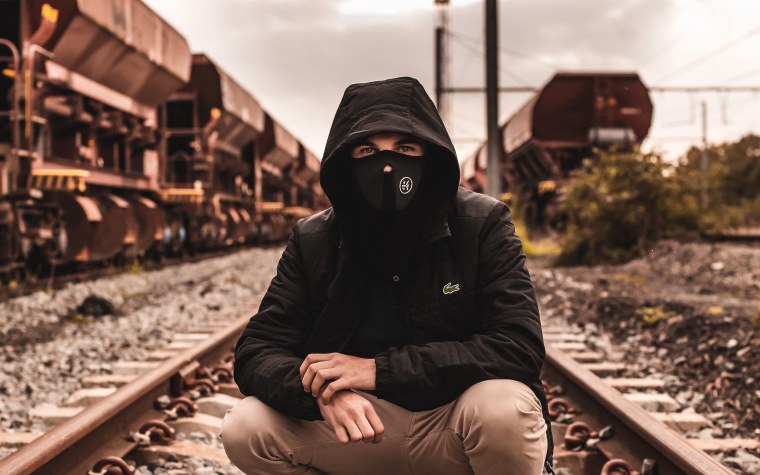 Пацан в капюшоне