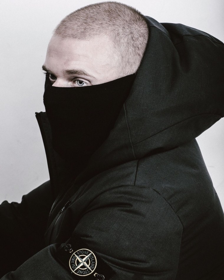 Пацан в маске