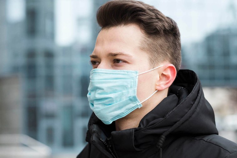 Парень и девушка в масках