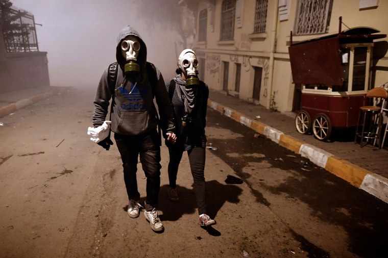 Человек в костюме и маске