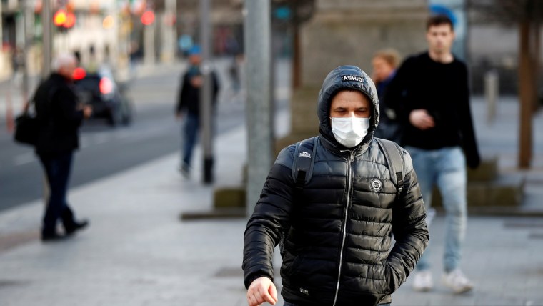 В капюшоне и маске