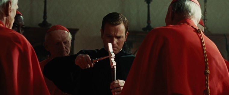 Статуя ангела и демона в Италии Рим