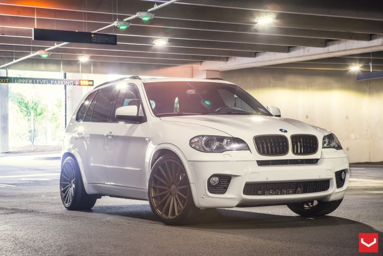 BMW x5 e70 Tuning белый