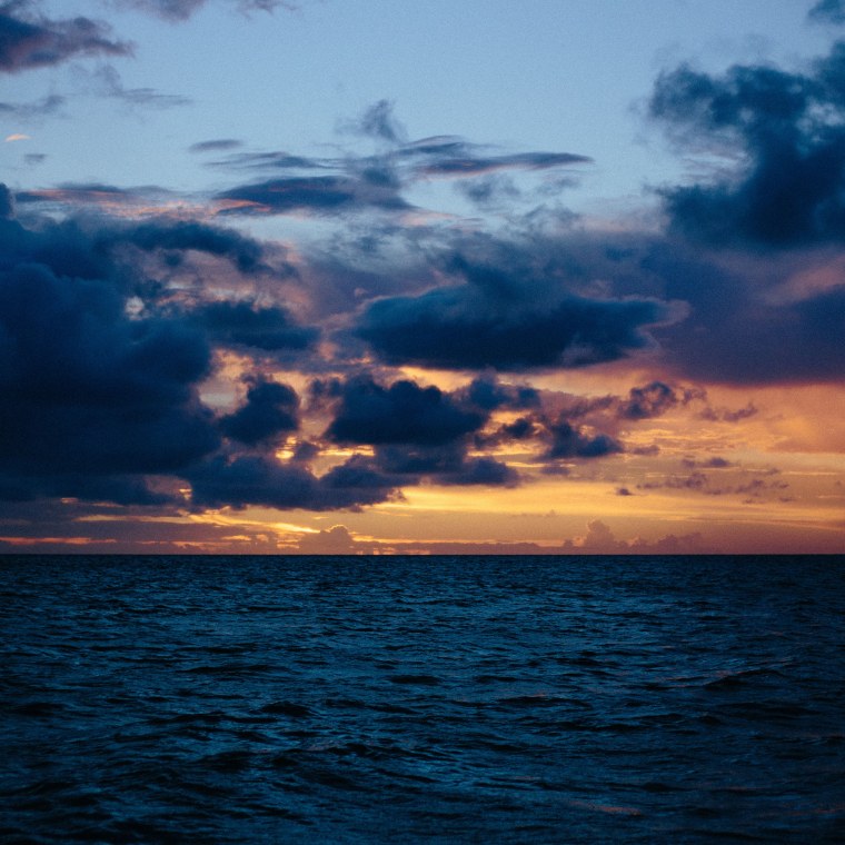 Небо тучи море