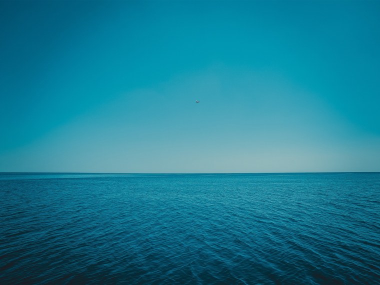 Синее небо и море