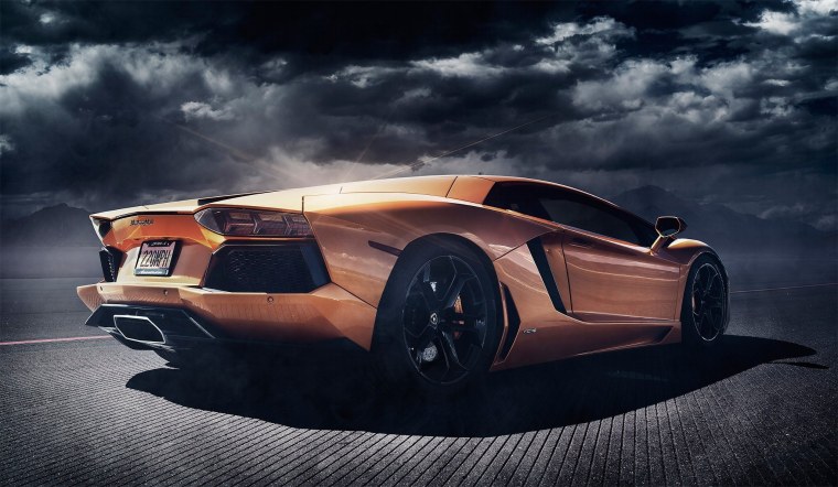 Оранжевого спорткара Lamborghini Aventador LP 700-4