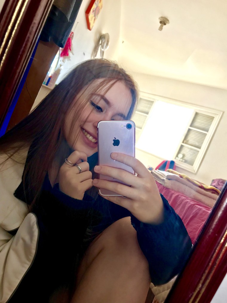 Девушка подросток селфи