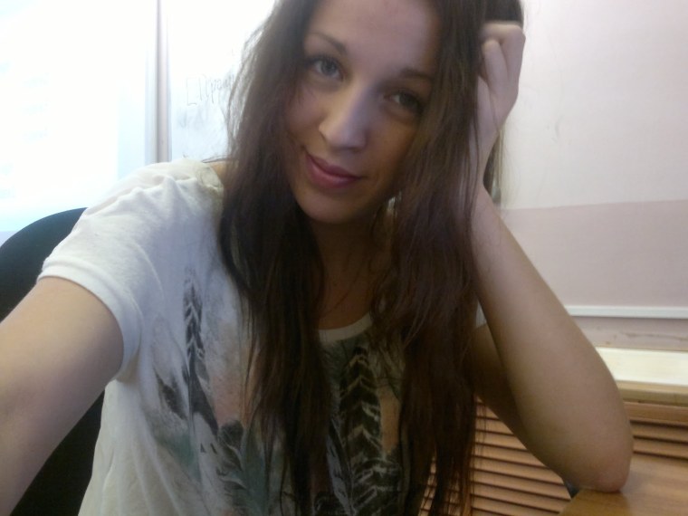 Фото девушки в плохом качестве