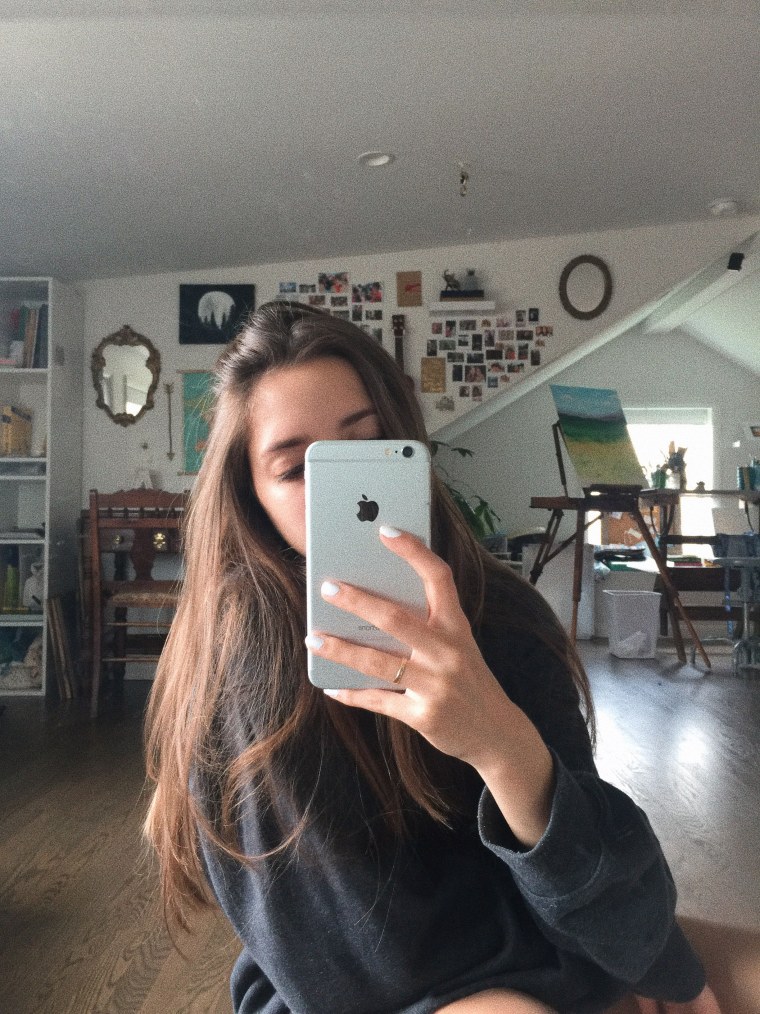 Девушка селфи в зеркале